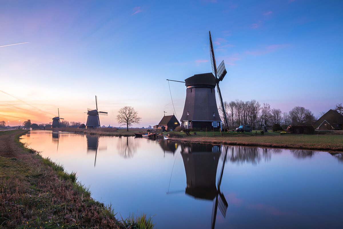 CW1890570: Zonsopgang boven de molens
