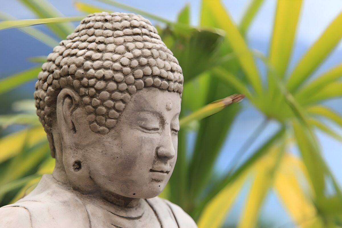 Zen Buddha te Midden van Groen
