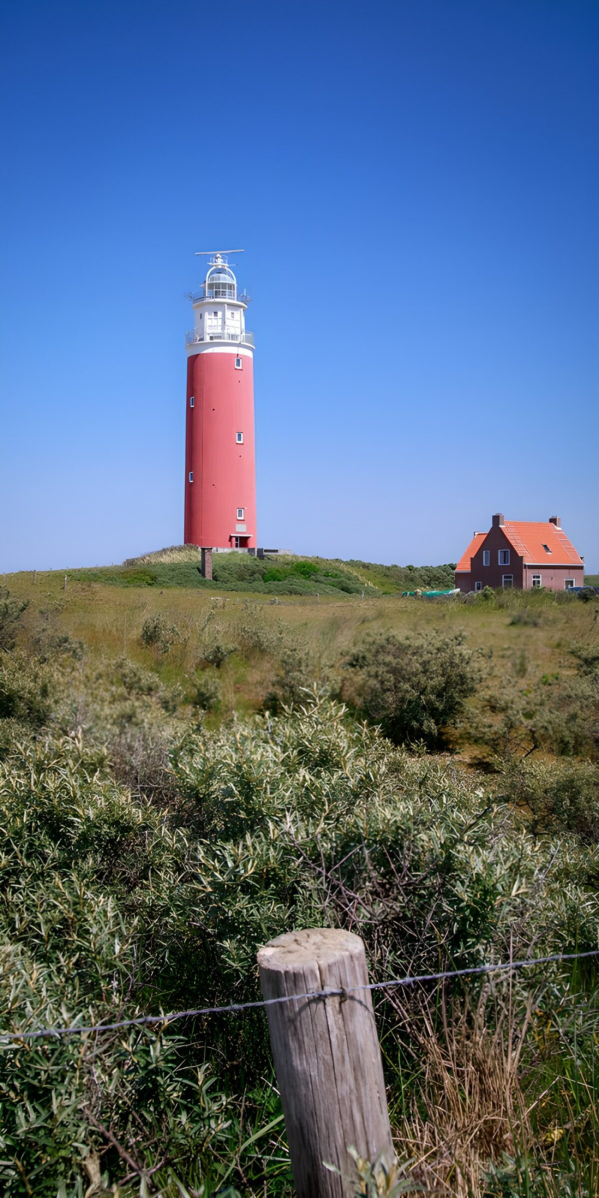 CW2890834: Vuurtoren met huisje in de natuur