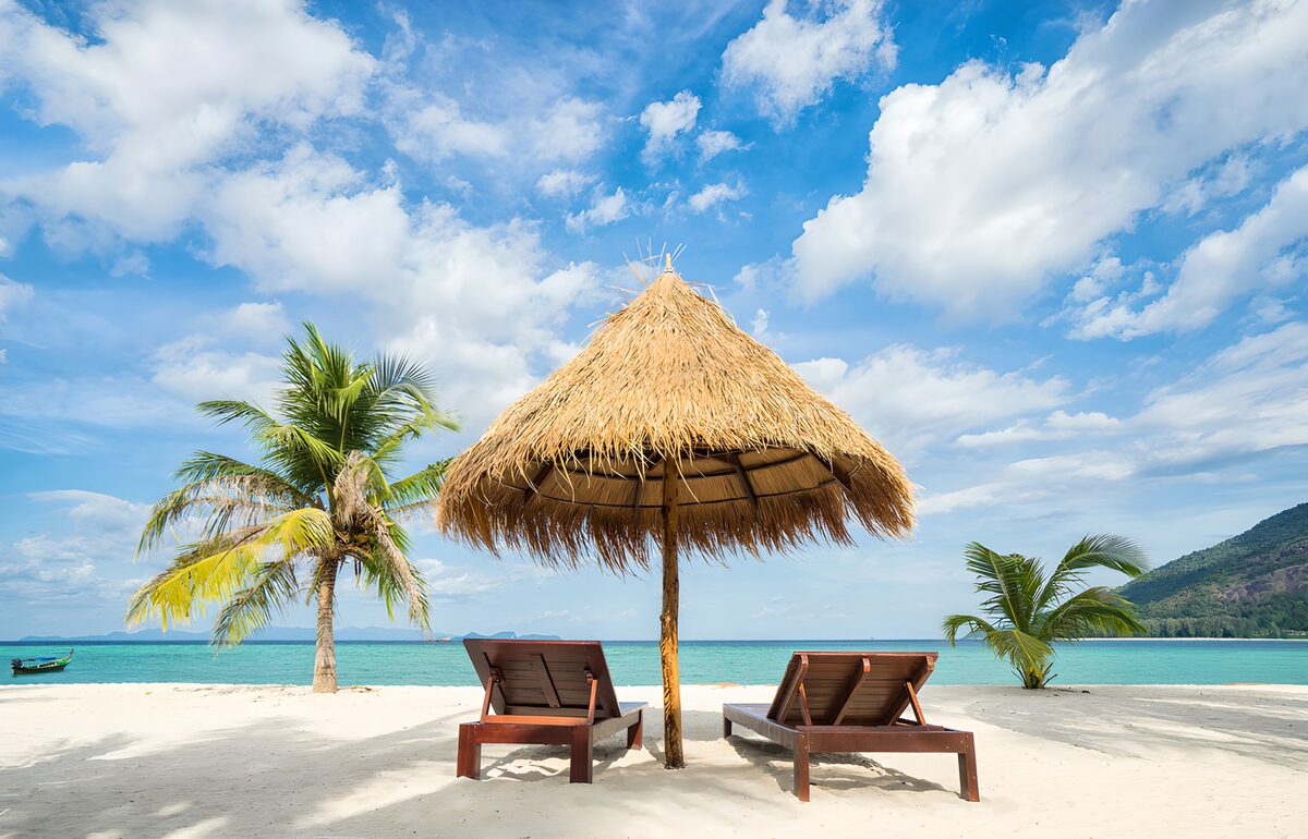 CW2069533: Strandstoel onder een parasol