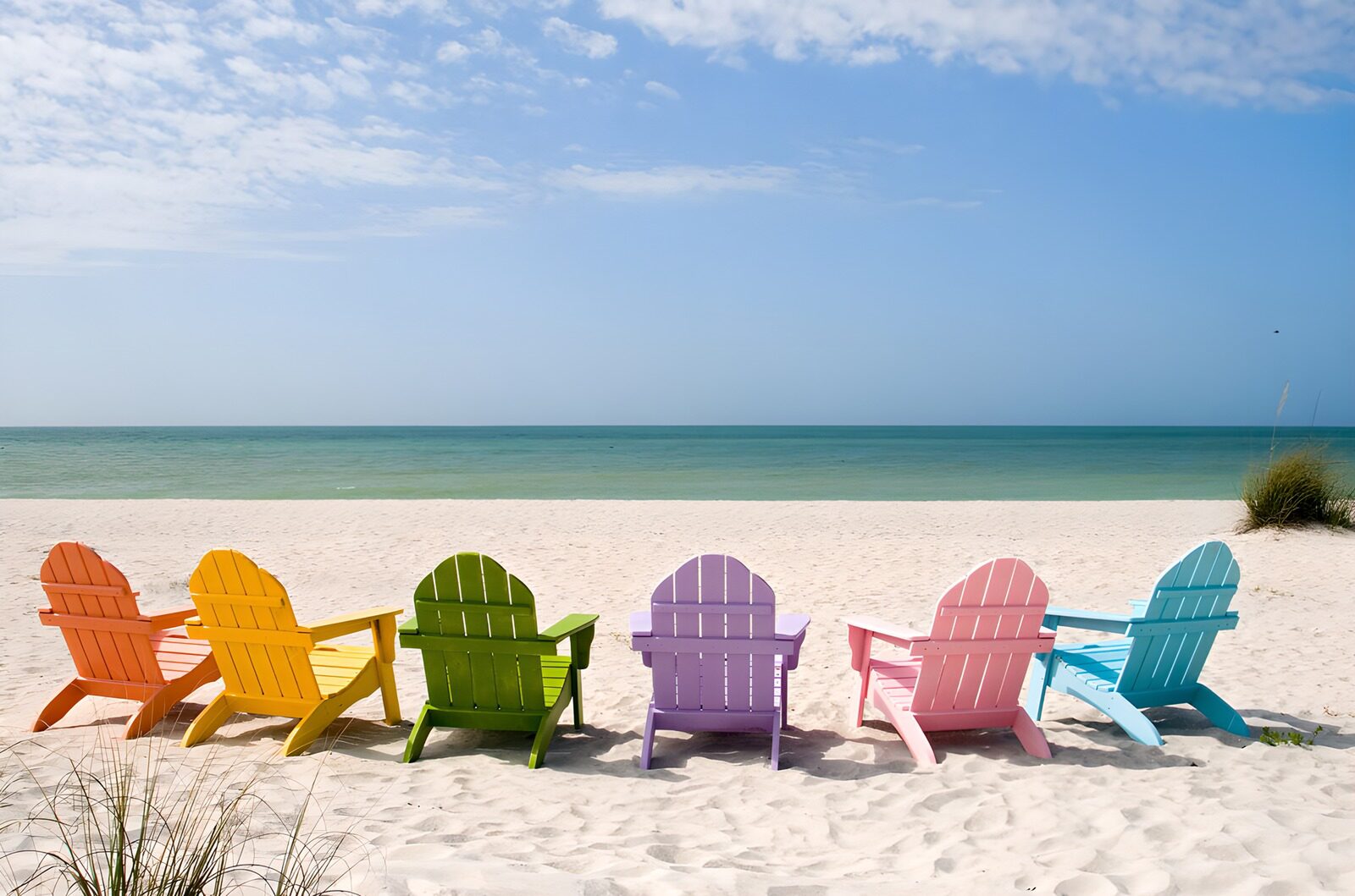 CW4051819: Kleurrijke ligstoelen op het strand