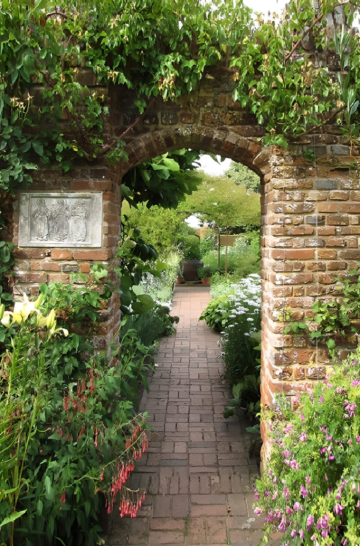 Sfeervolle toegang tot een bloeiende tuin