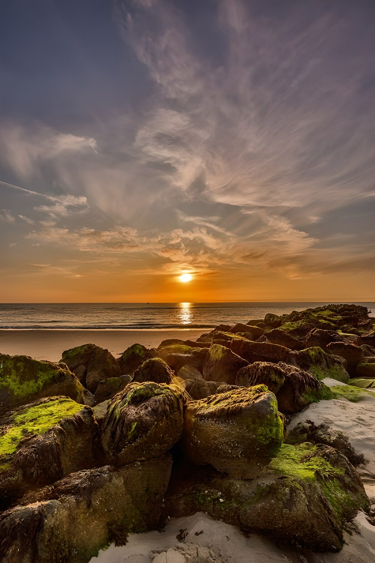 Zonsopgang boven de rotsen aan het strand