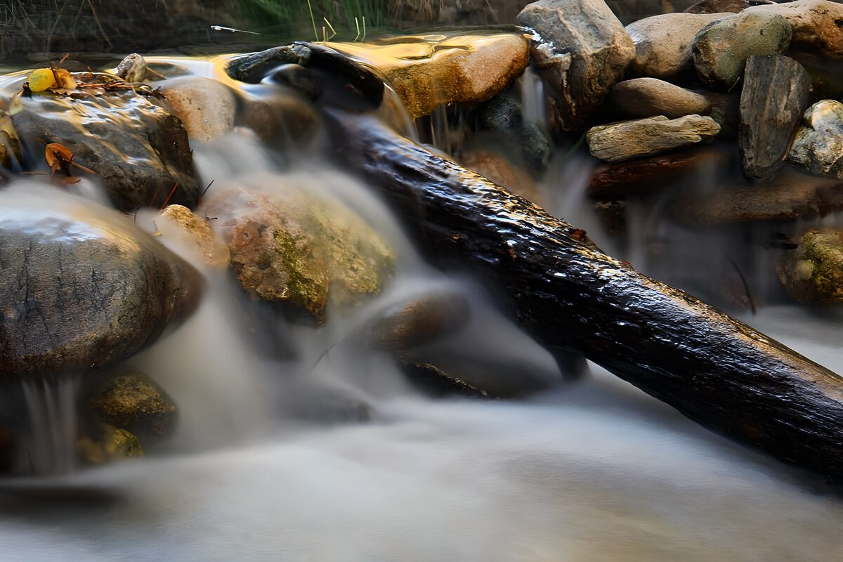 Stromend water tussen stenen