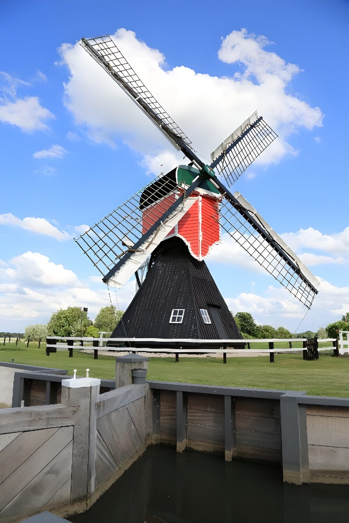 Windmolen in een groene omgeving