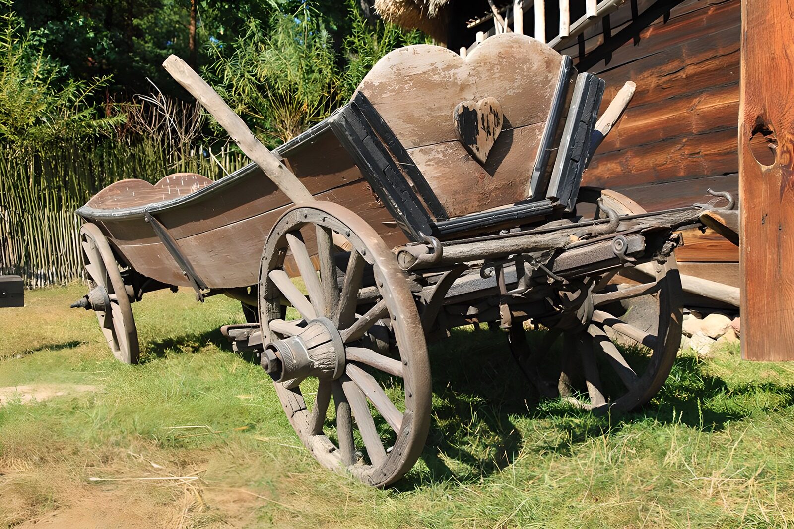 CW5203940: Oude houten wagen in de natuur