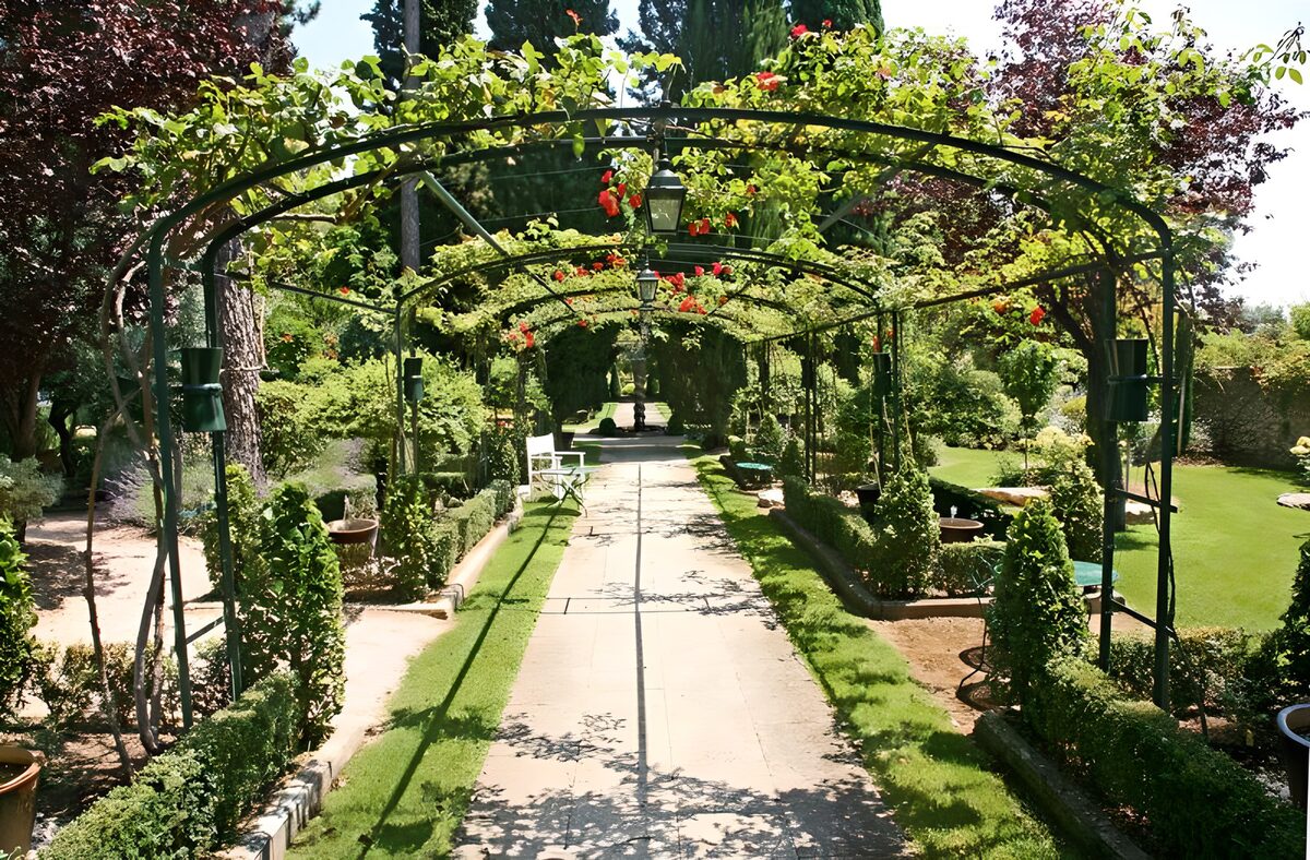 Mooie tuin met pergola's en bloemen