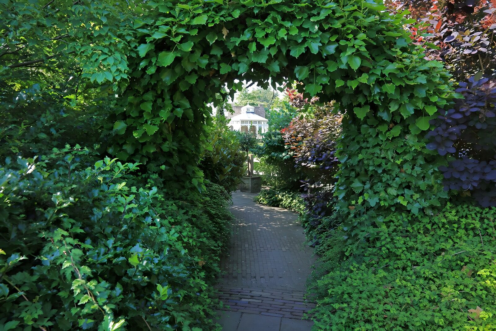 CW9670175: Groene poort naar een verborgen tuin