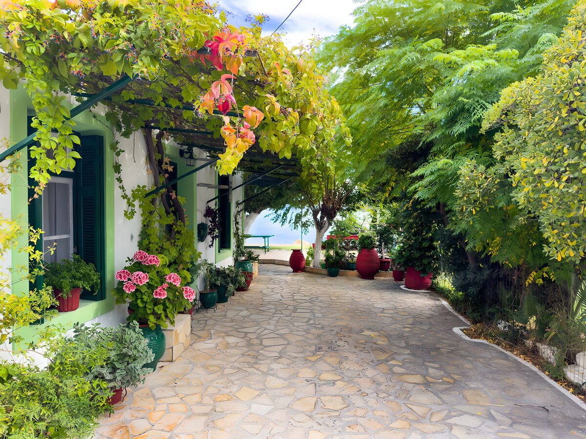 Tuinpad bij mediterrane woning