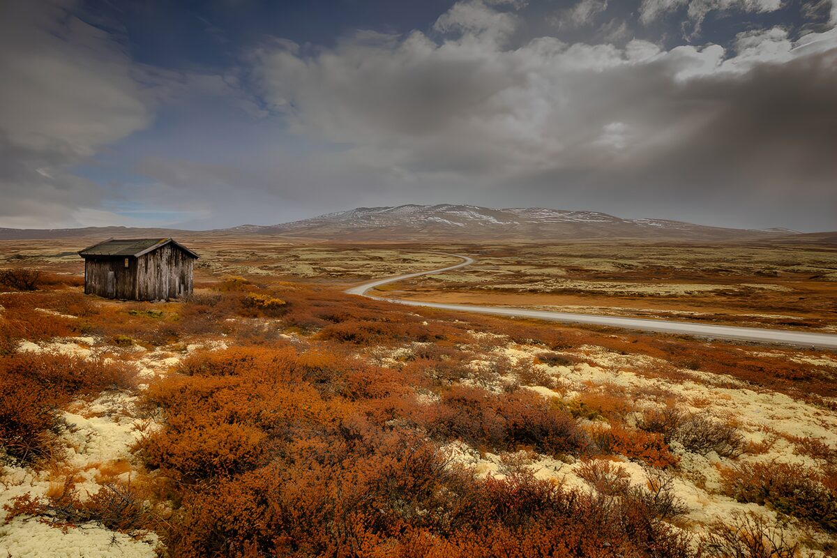 verlaten hut in een kleurrijke herfstlandschap
