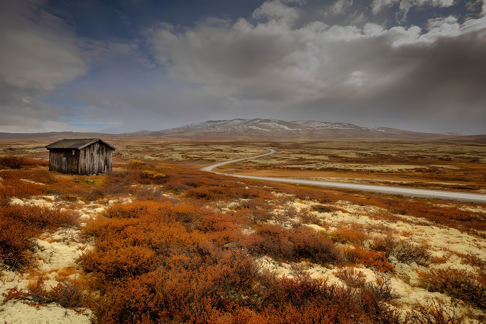 CW5420557: verlaten hut in een kleurrijke herfstlandschap