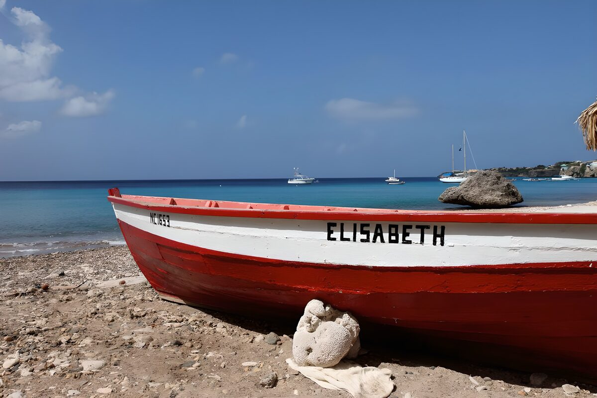 Boot "Elisabeth" op het Strand