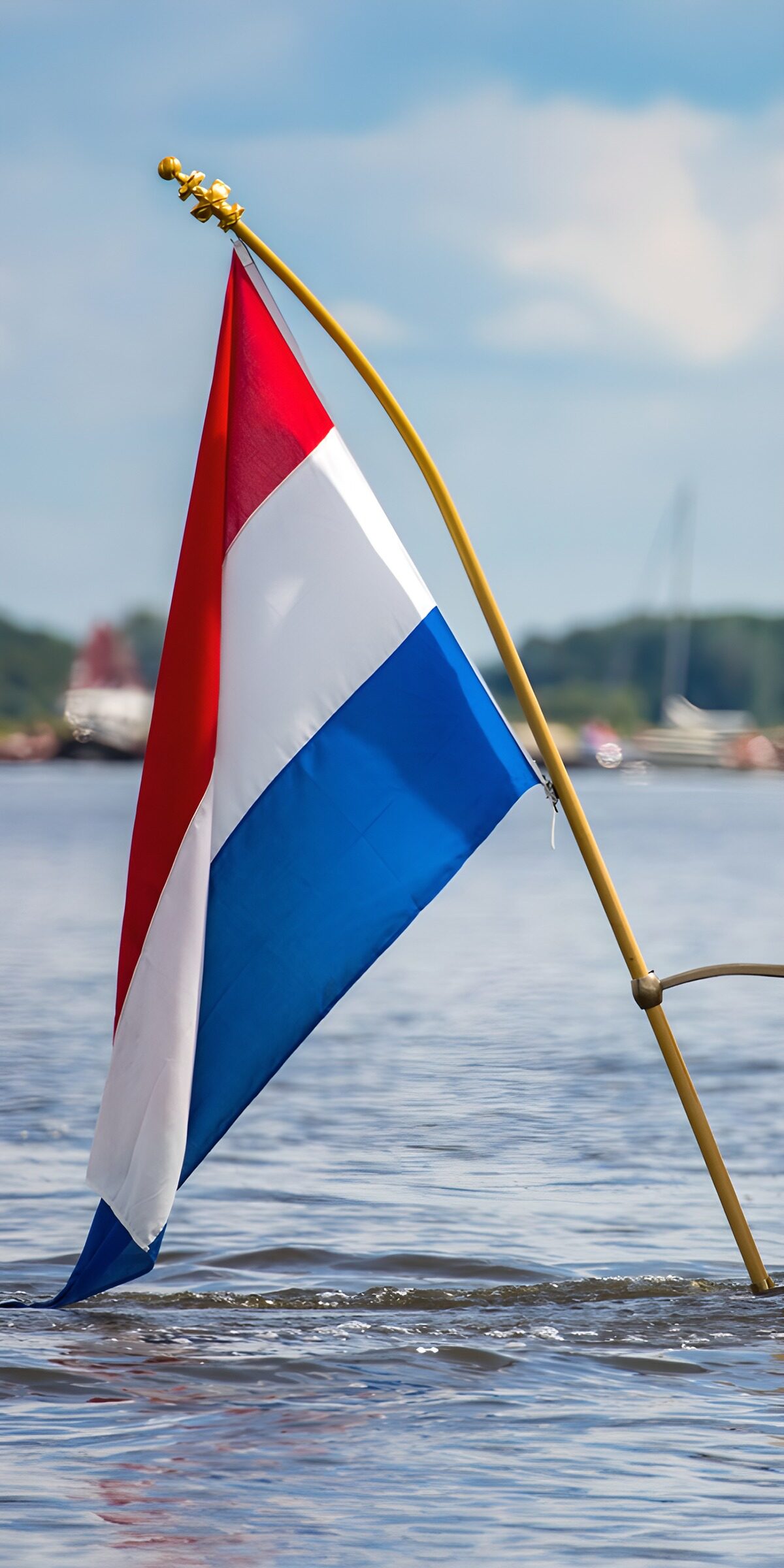 CW8884882: Nederlandse vlag in het water