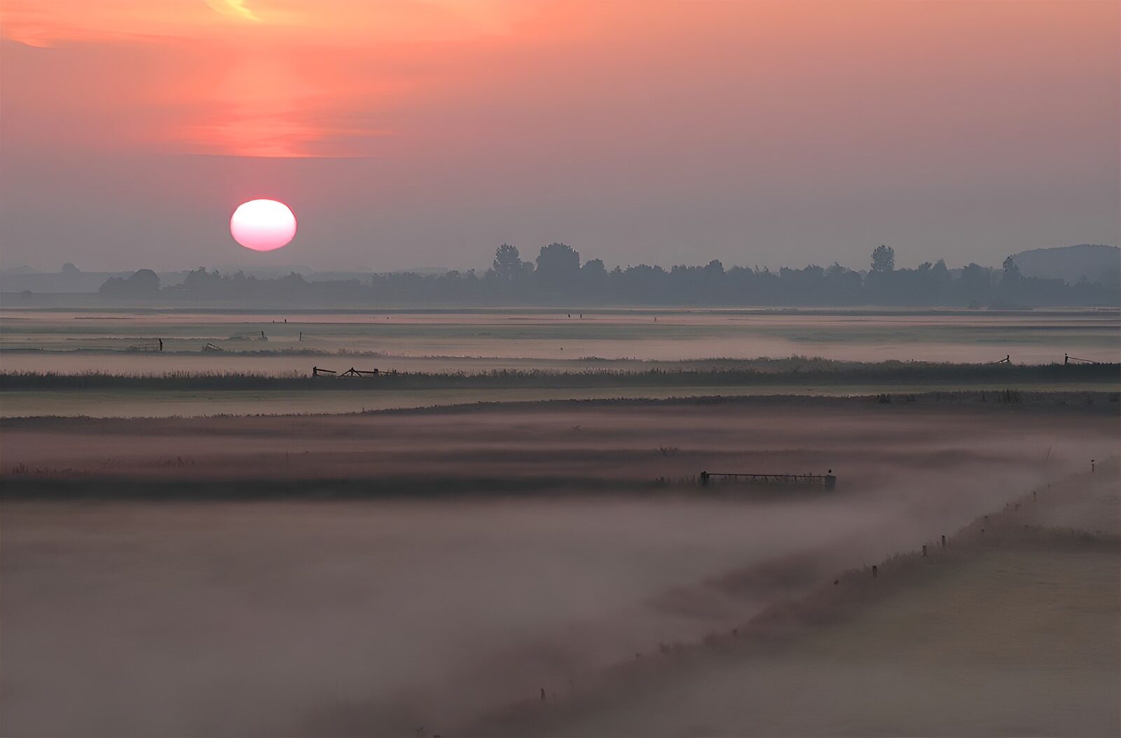 CW3634982: Hoge zonsondergang boven mistige velden