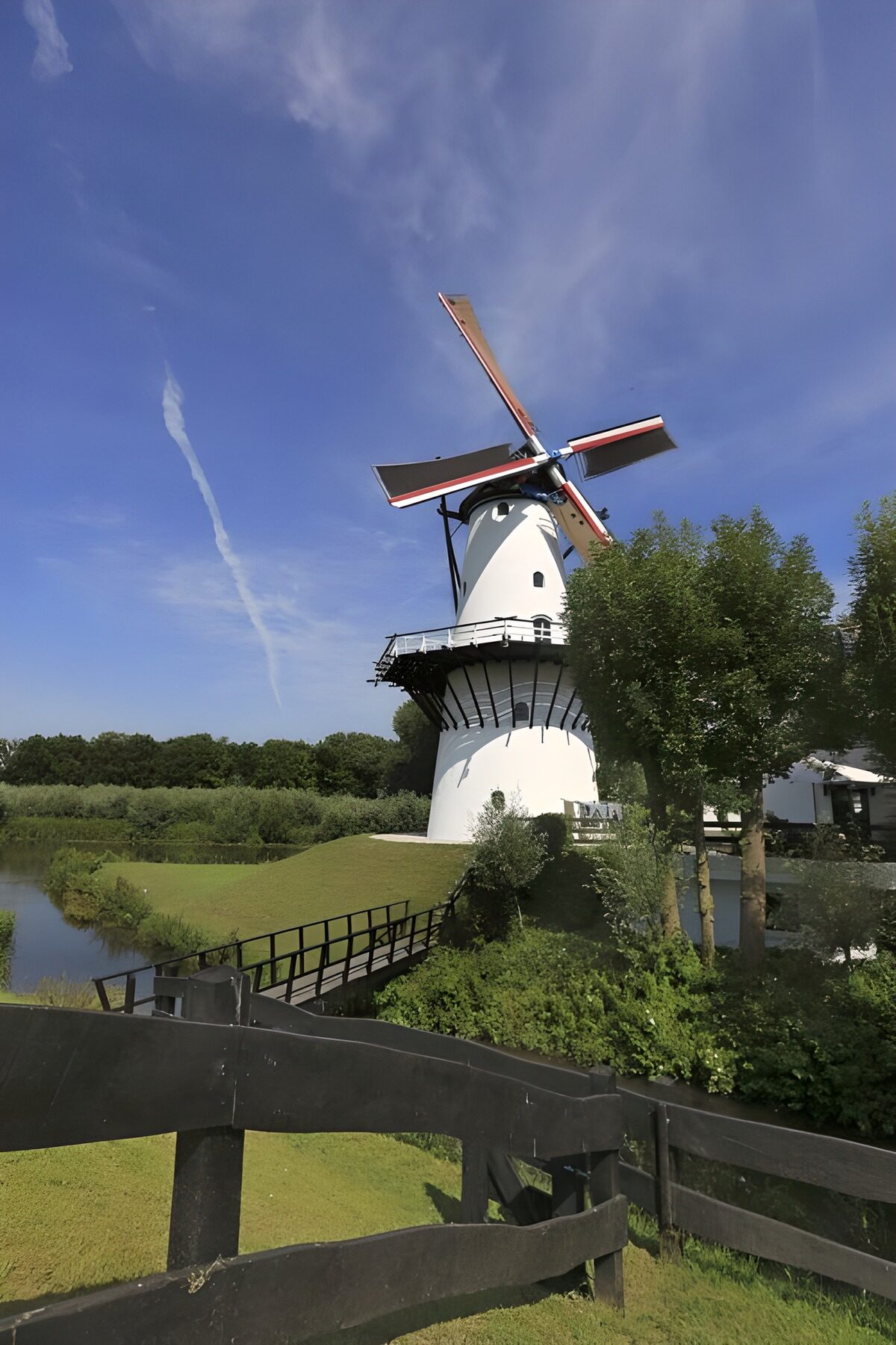 Pittoreske Windmolen in het Groene Landschap