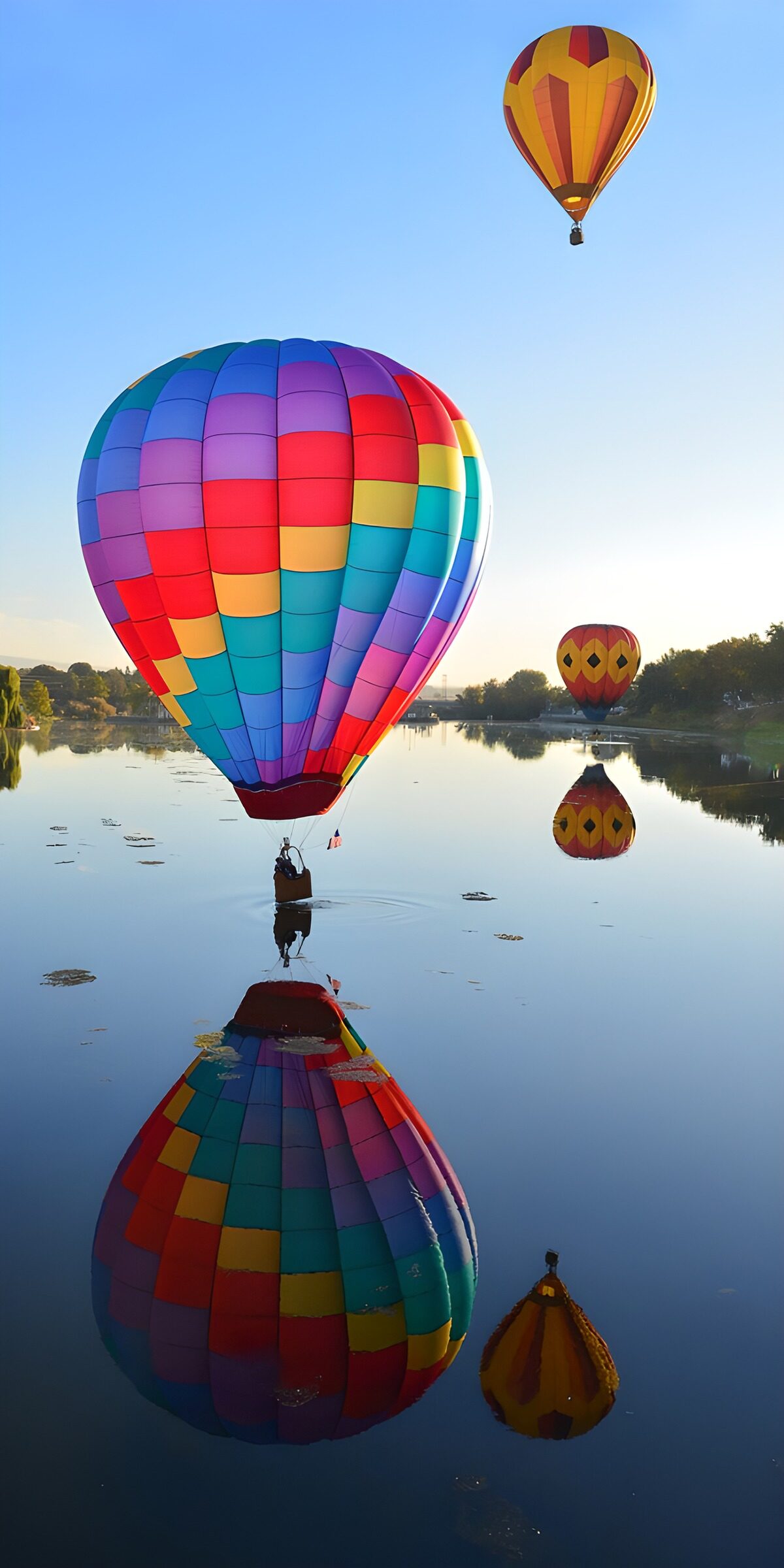 CW5841073: Kleurrijke luchtballonnen boven het water