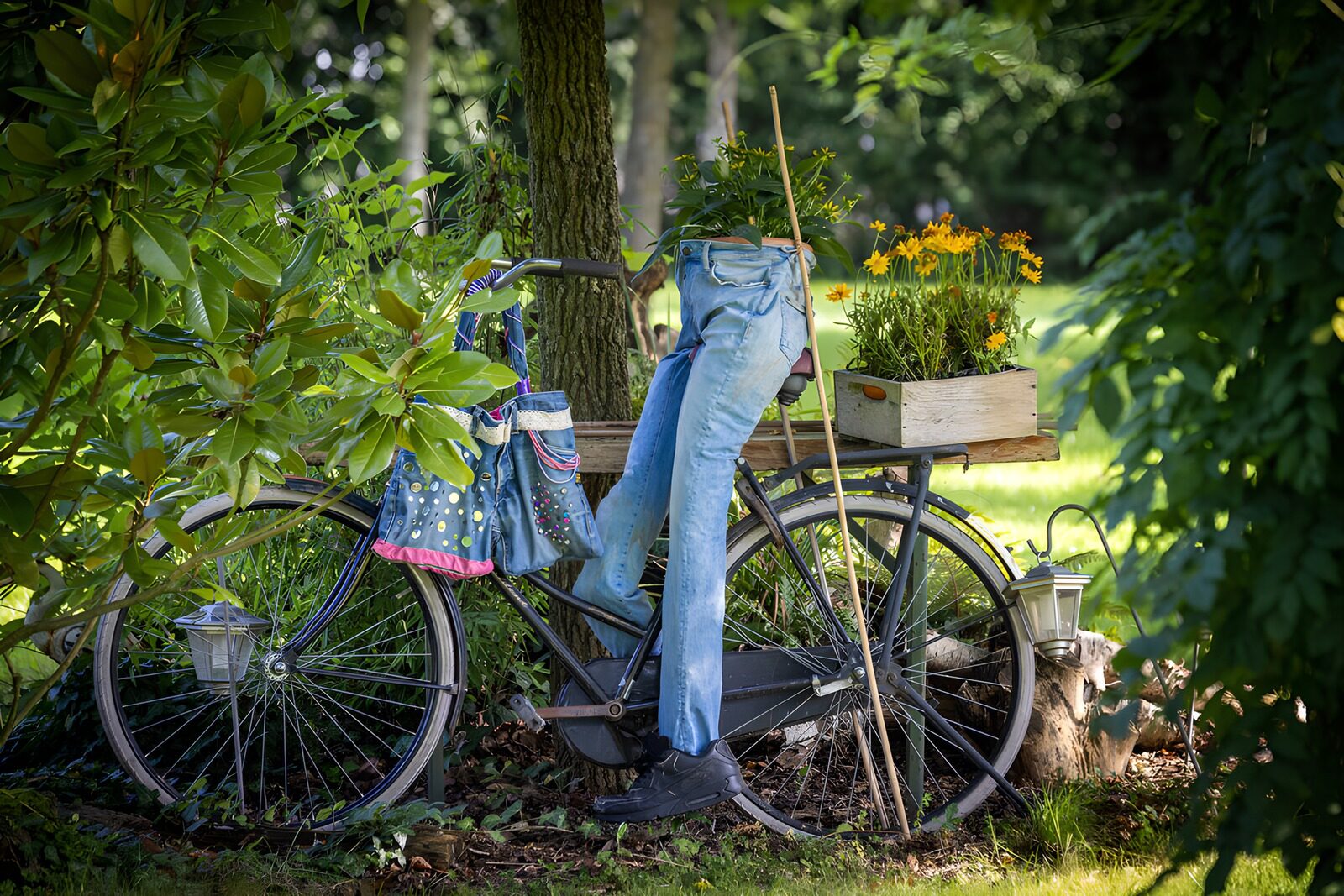 CW2478498: Fiets met bloemen en kleding in de natuur