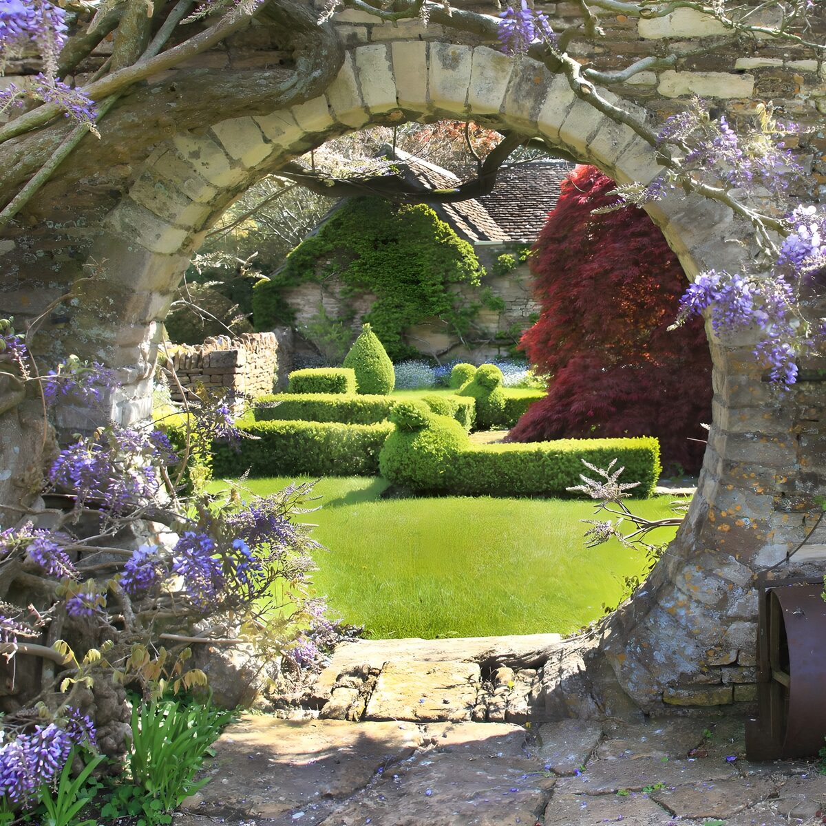 Sfeervolle Tuin door een Boog