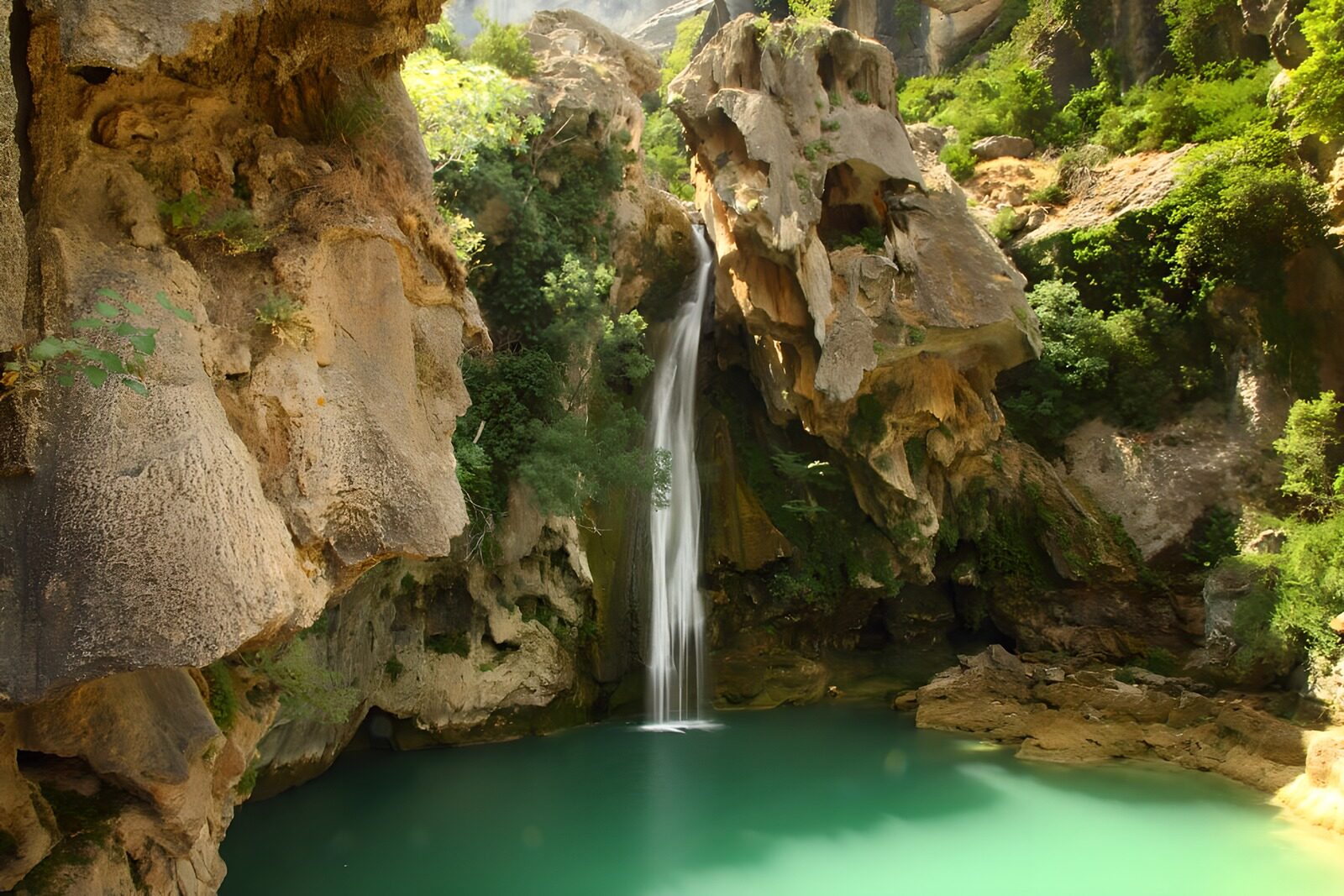 CW1161696: Verborgen Waterval in Paradijselijke Natuur