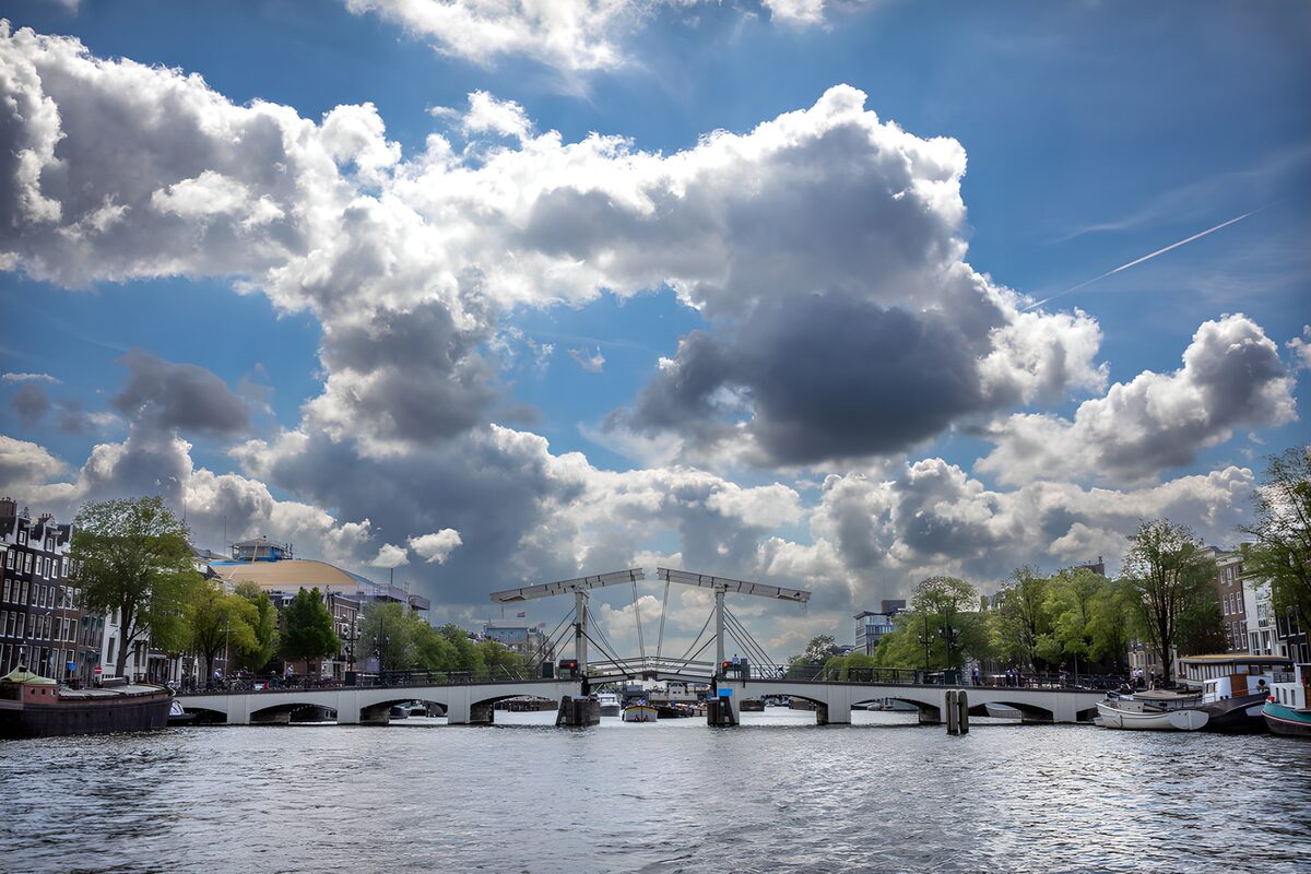 Amsterdamse Brug onder een Wolkenlucht