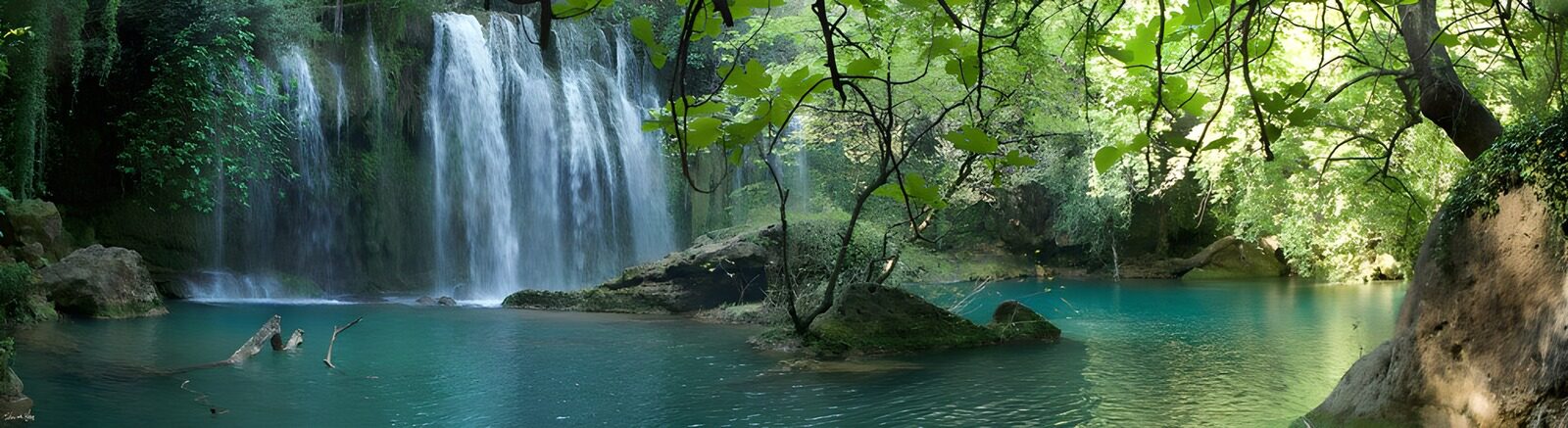 CW2249077: Betoverende waterval in weelderige natuur