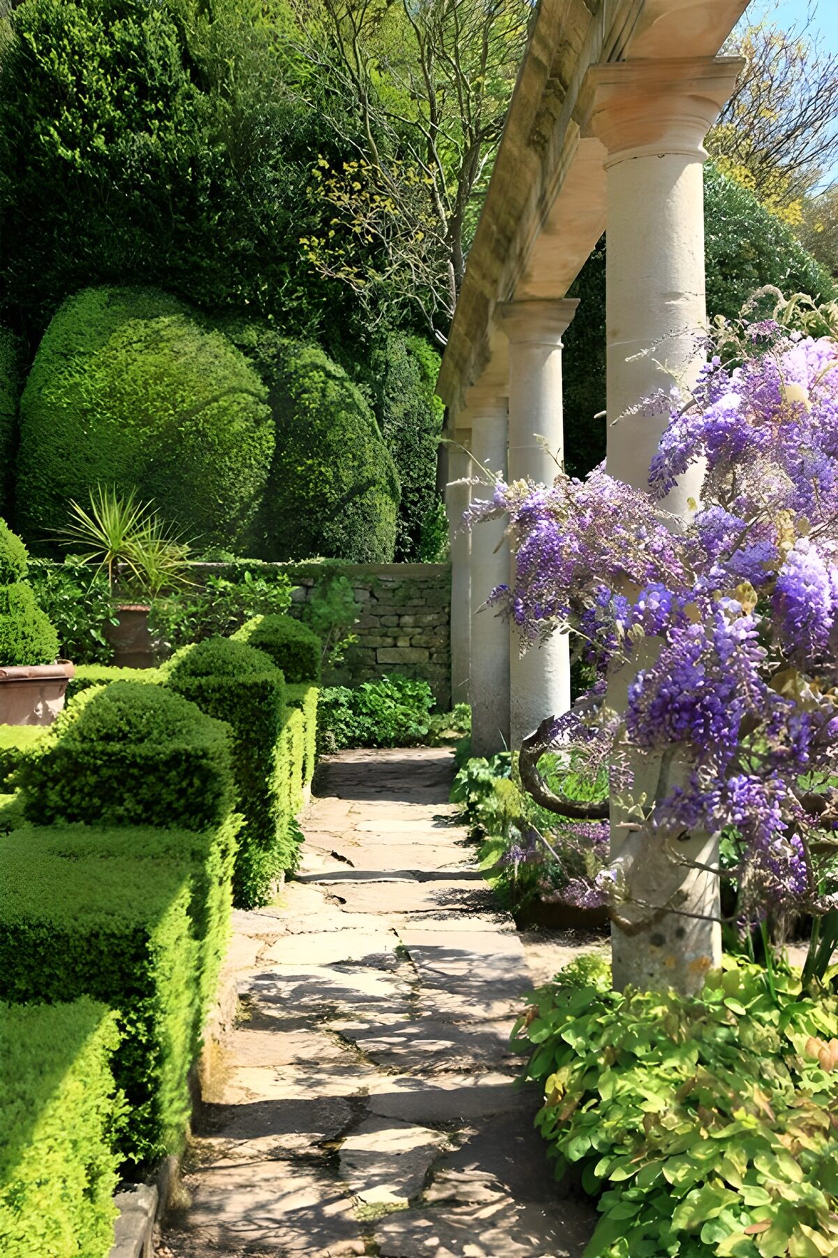Prachtige Lente Tuin met Kolommen