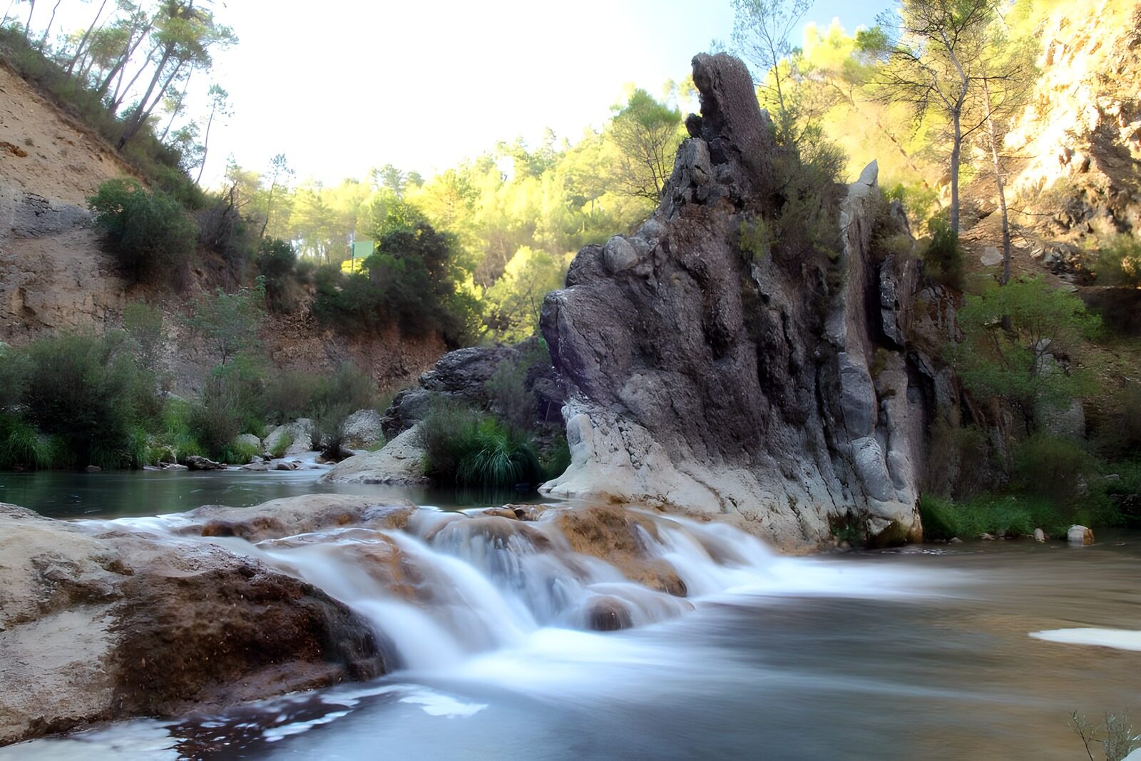 CW7458197: Prachtig Stroomgebied met Waterval