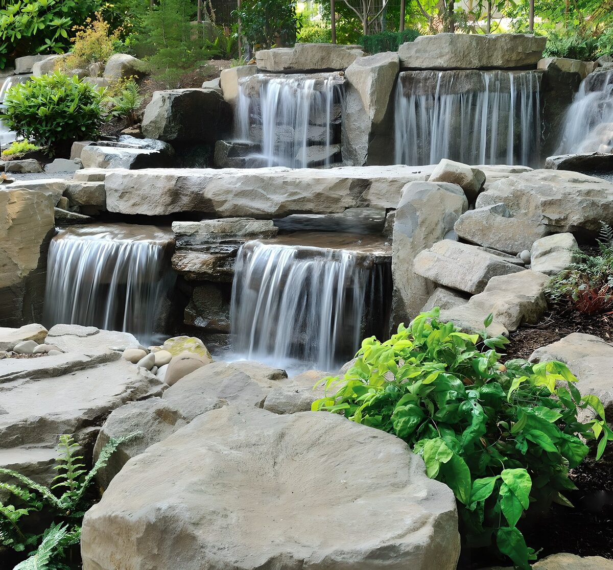 Rustgevende waterval in de natuur