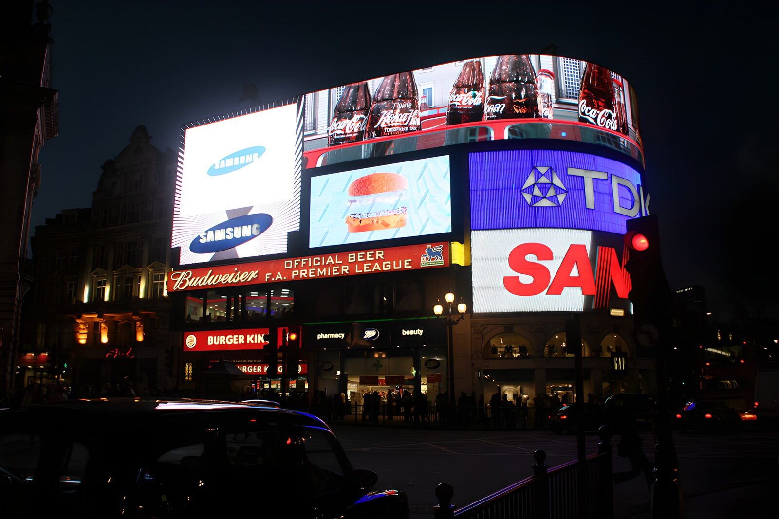 CW1014813: Neonreclames op Piccadilly Circus