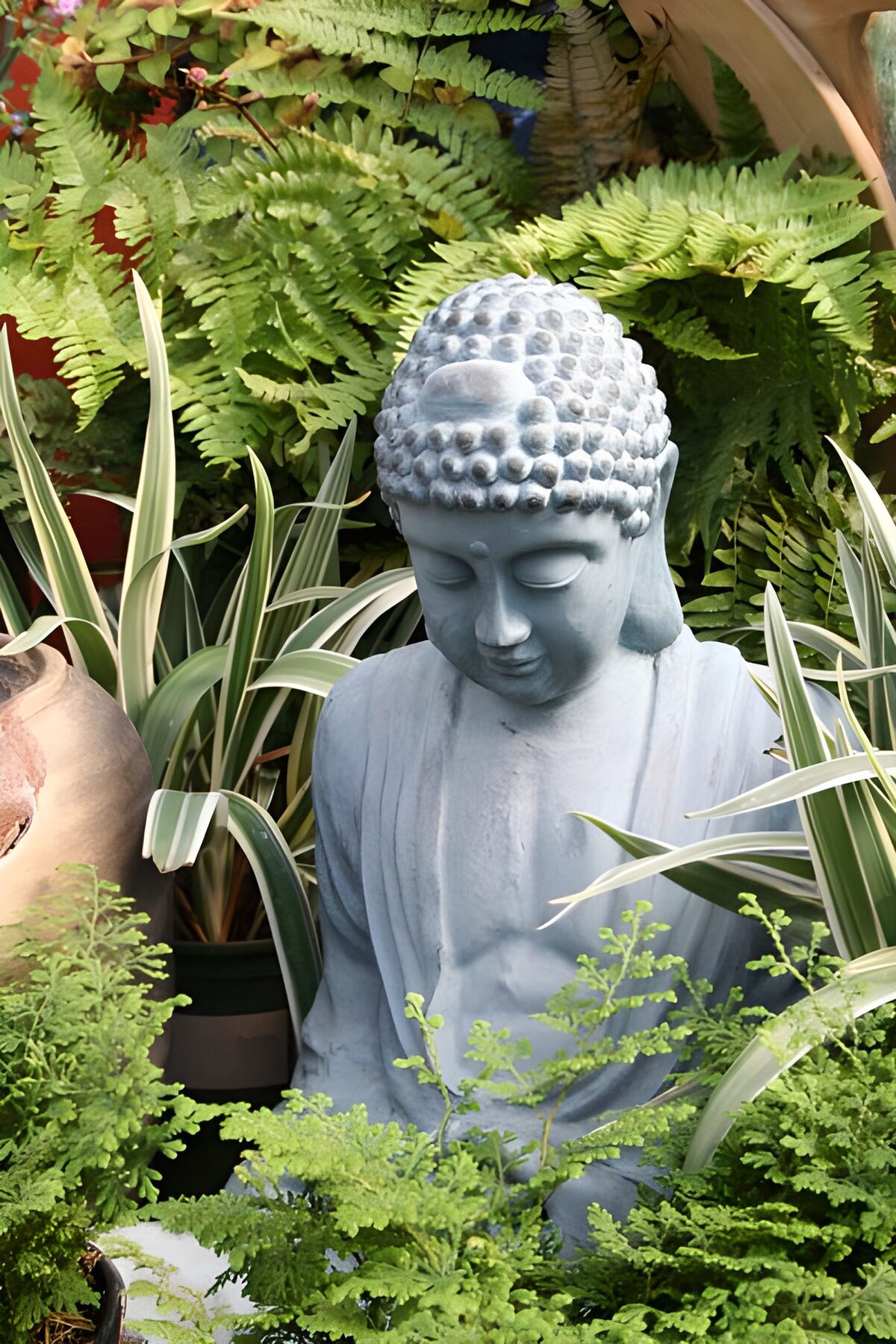 Mediterende Boeddha tussen de planten