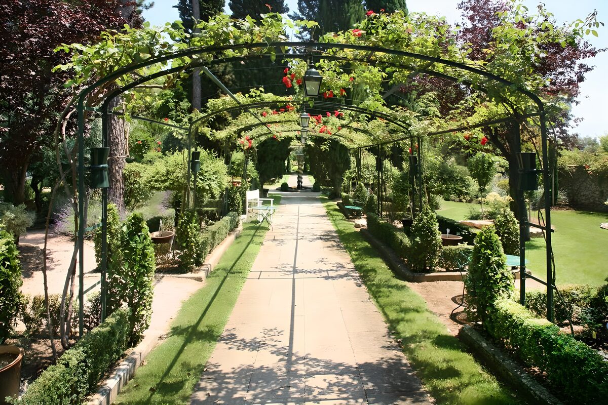 Prachtige tuin met pergola's en planten