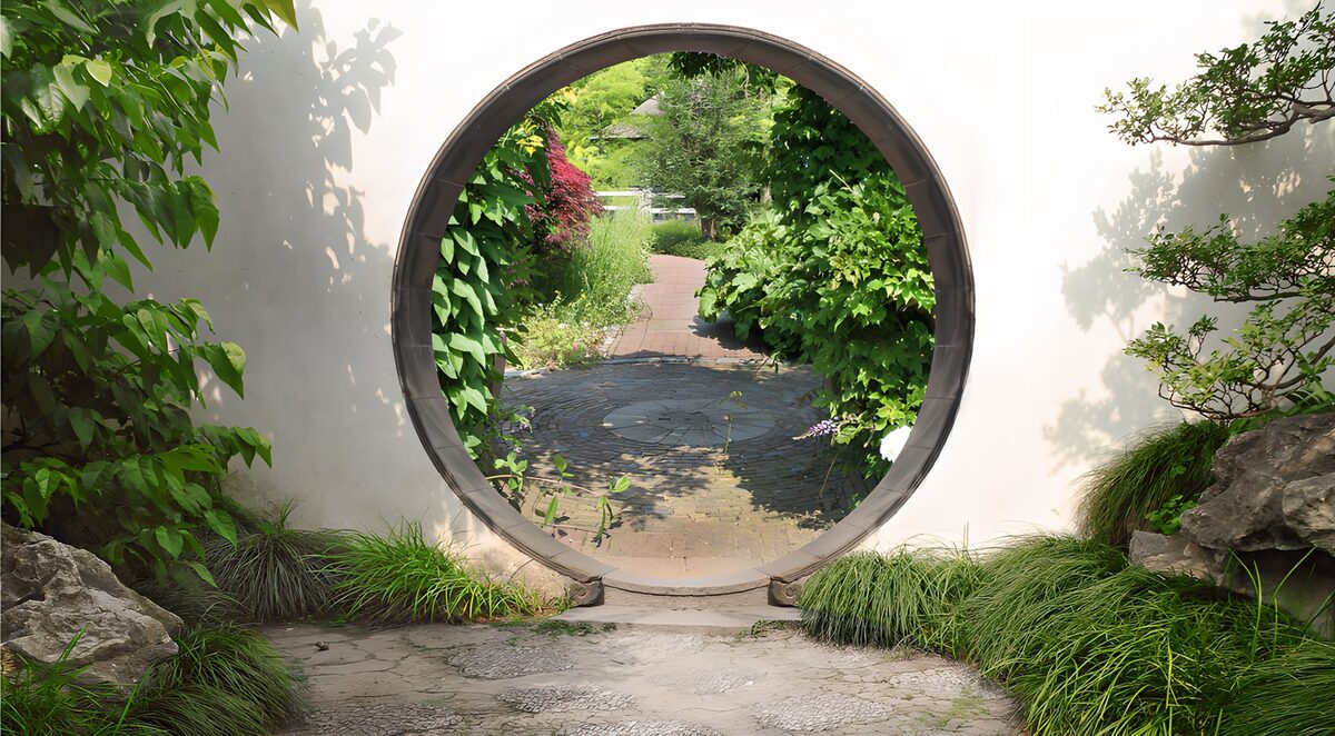 Rond uitzicht op een serene tuin