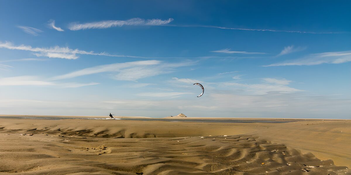 Kiteboarden op het strand