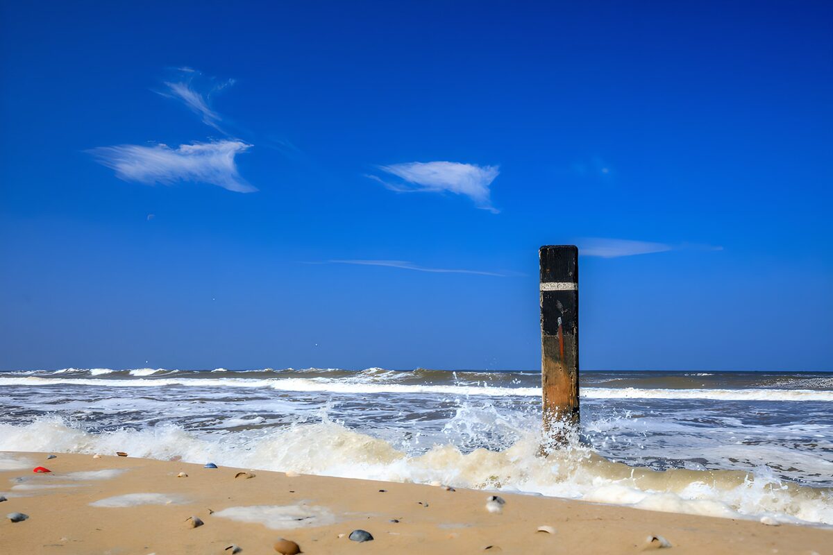 CW9732783: Zee en strand met houten paal
