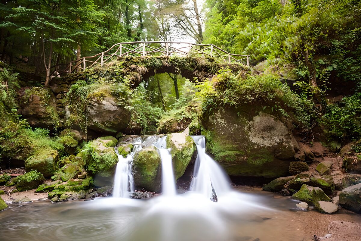 Prachtige waterval met houten brug
