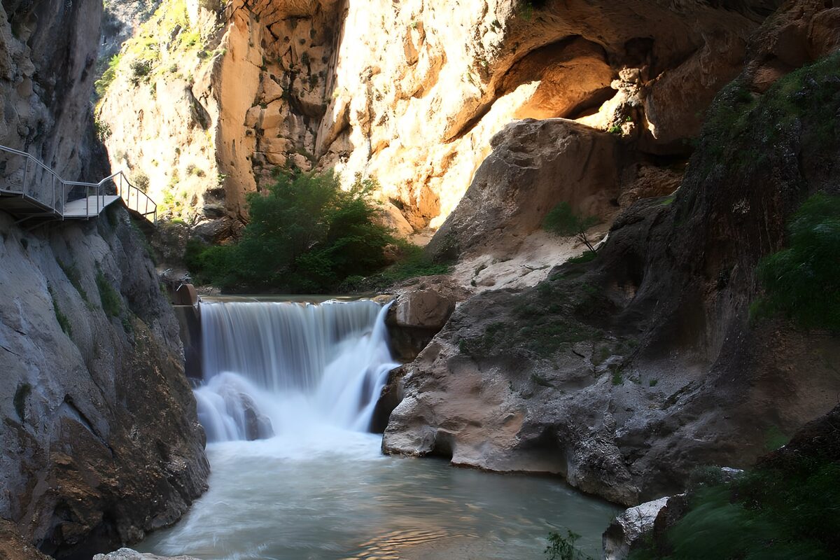 Waterval tussen rotswanden