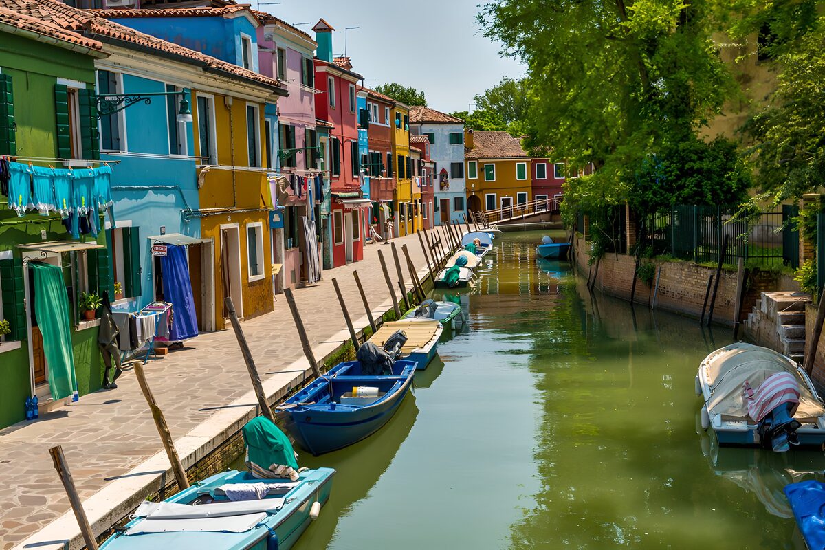 Kleurrijke huizen aan de gracht