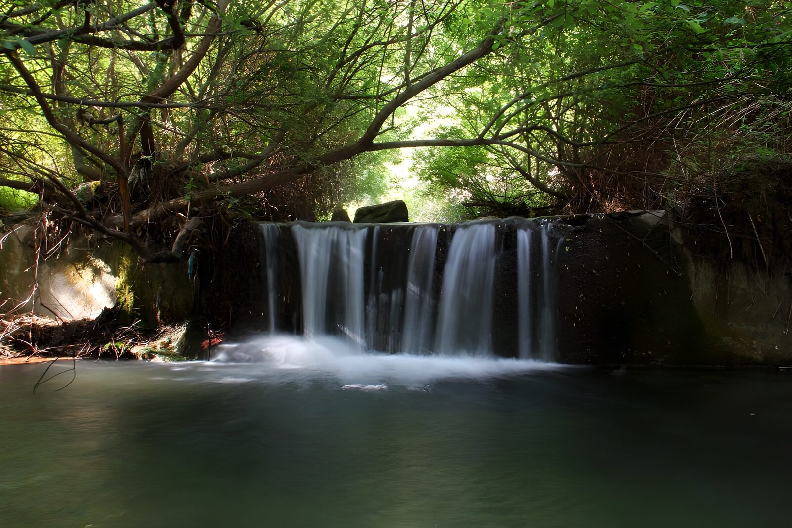 CW1062651: Rustgevende waterval in weelderige natuur