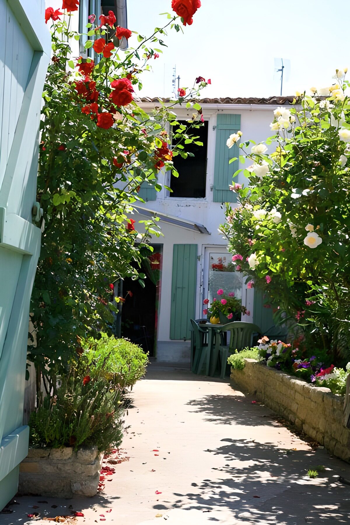 Sfeervolle tuin met bloemen en toegangspoort