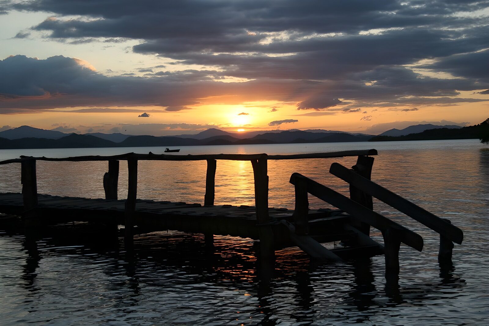 CW3212854: Zonsondergang bij steiger aan het water