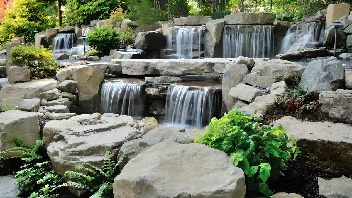 Waterval in een serene tuin