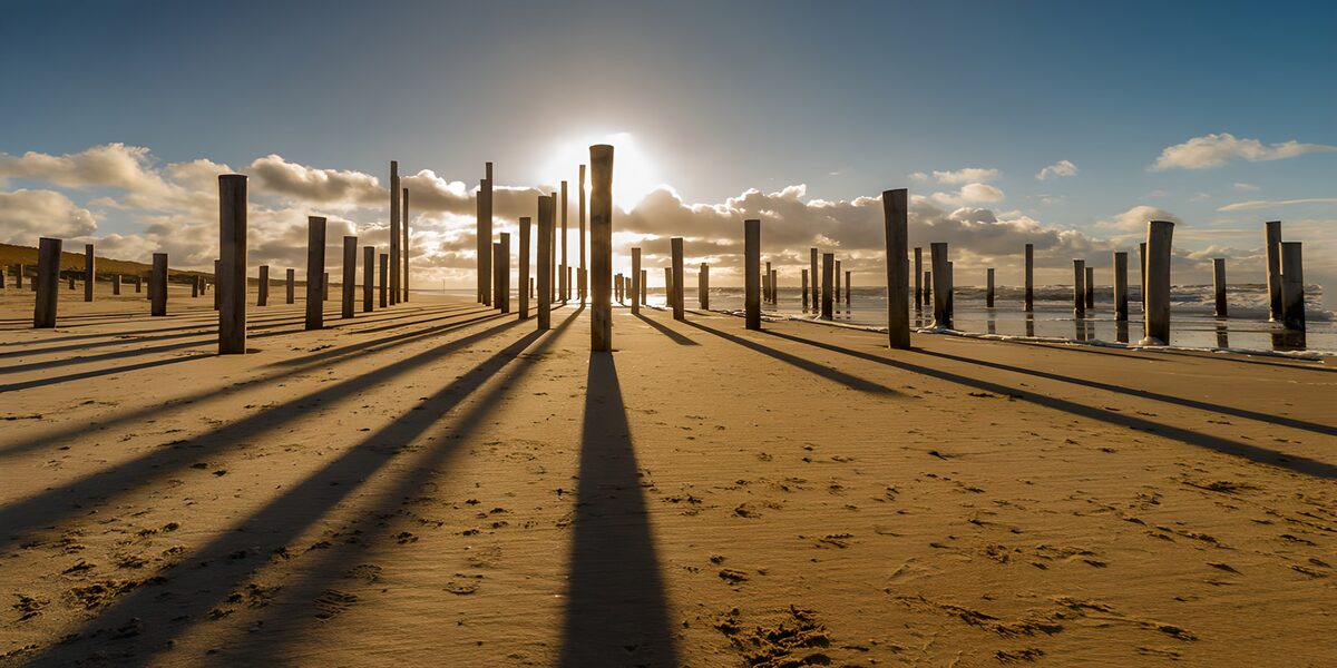 CW9398382: Zonsondergang bij zee met paalstructuur