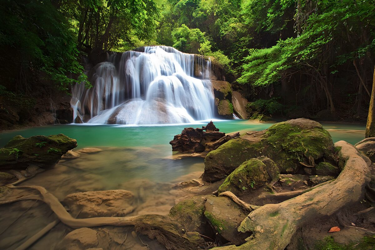 CW4695448: Prachtige waterval in weelderige natuur