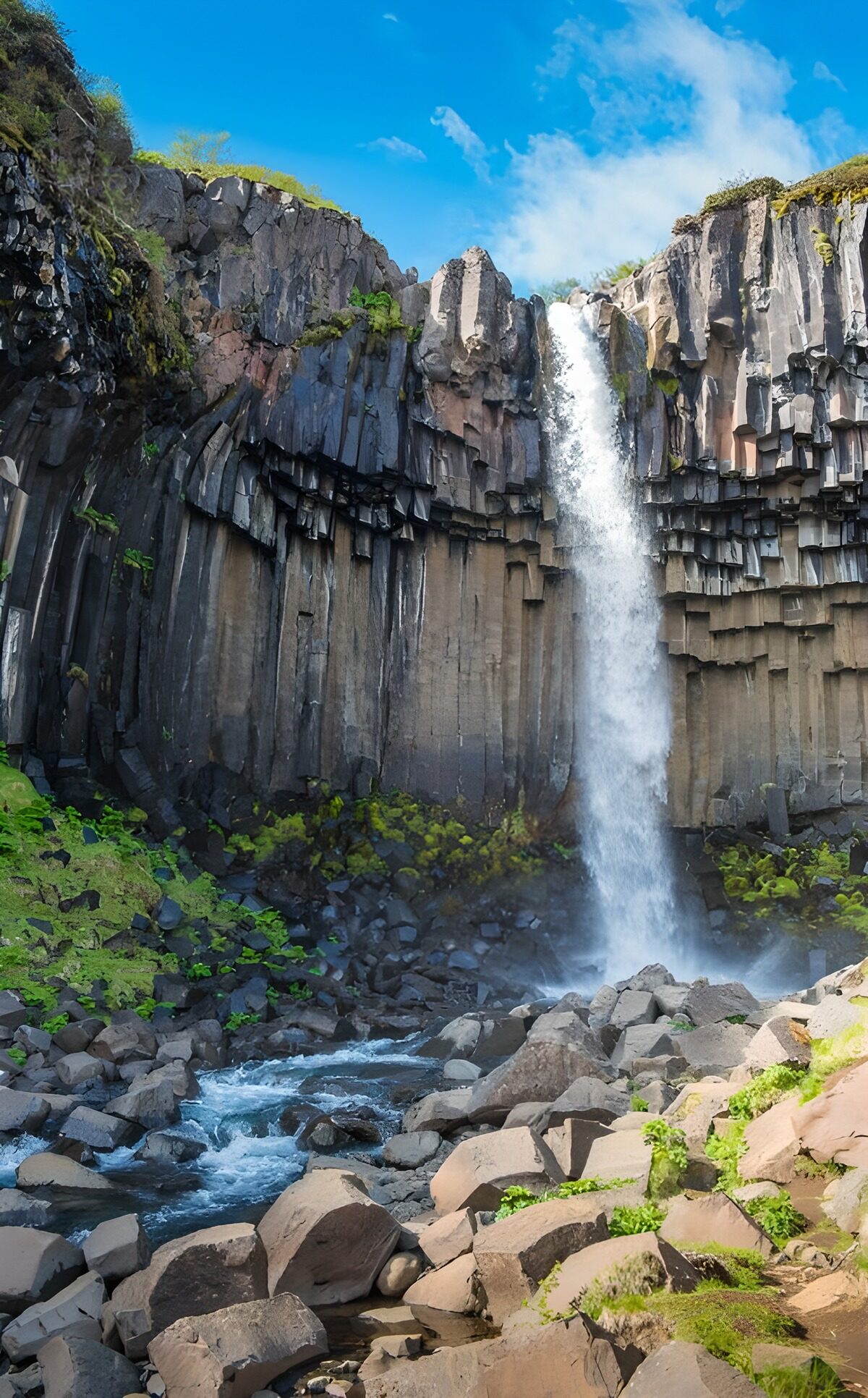 Waterval bij basaltformaties