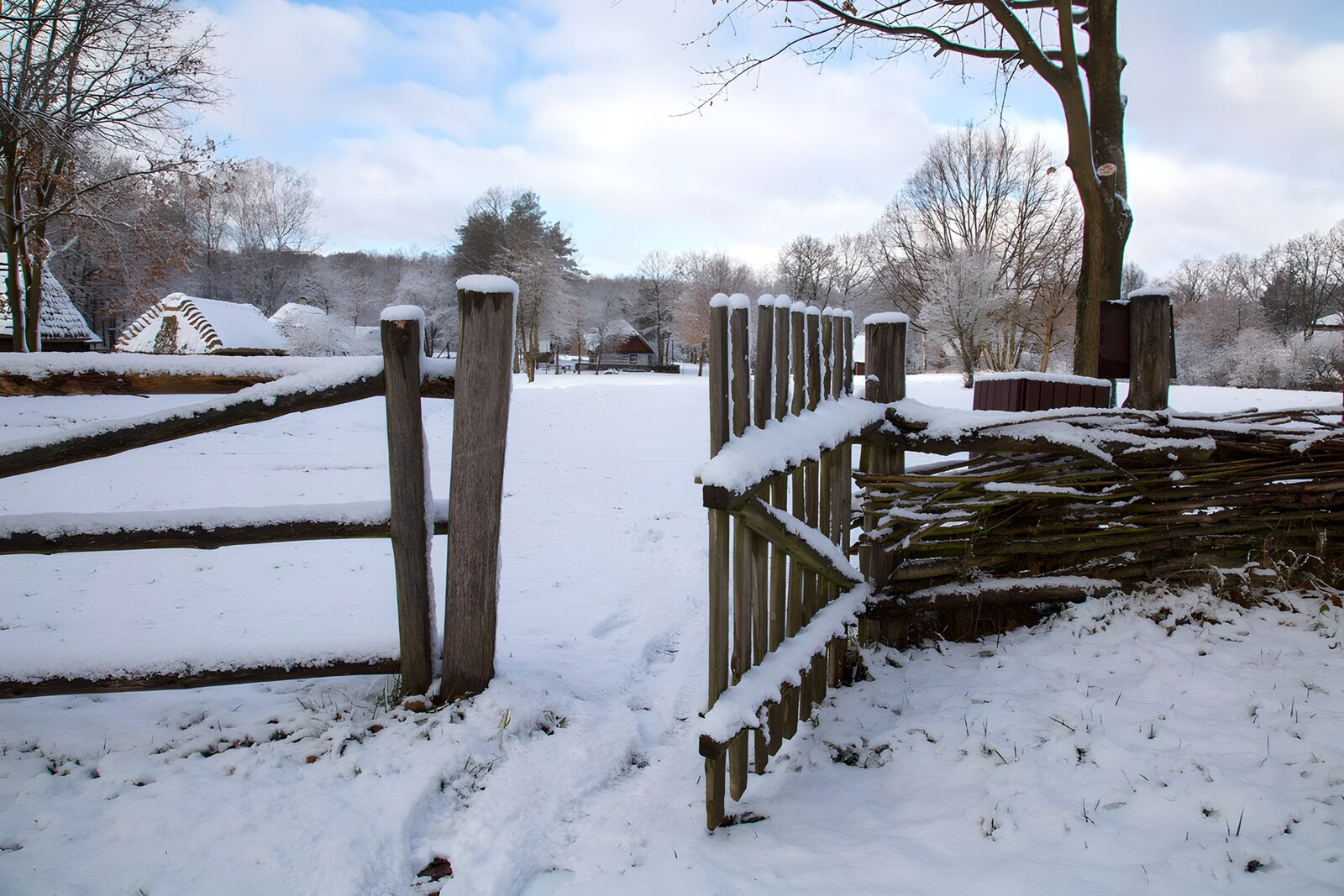 CW1862975: Sneeuwlandschap bij een open hek