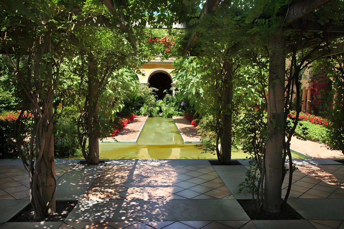 CW9186960: Prachtige tuin met waterloop en schaduw