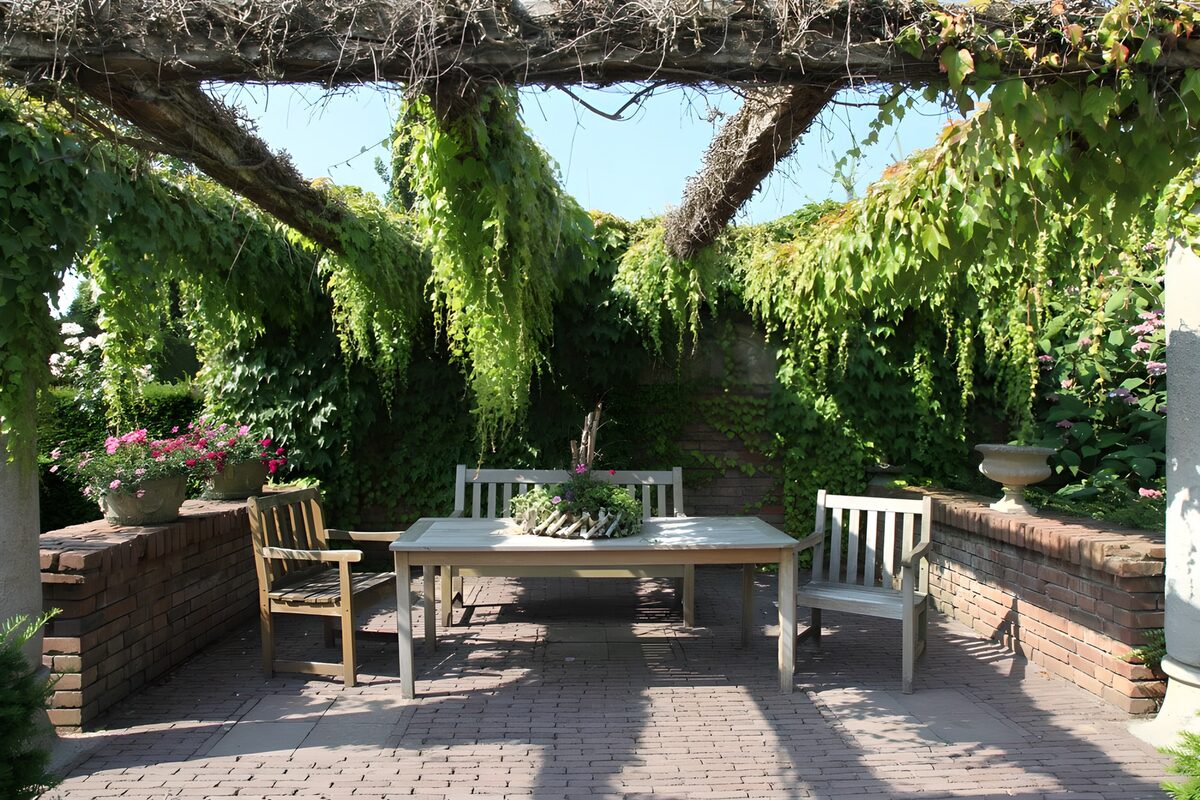 CW7427849: Rustieke Tuin met Houten Meubilair