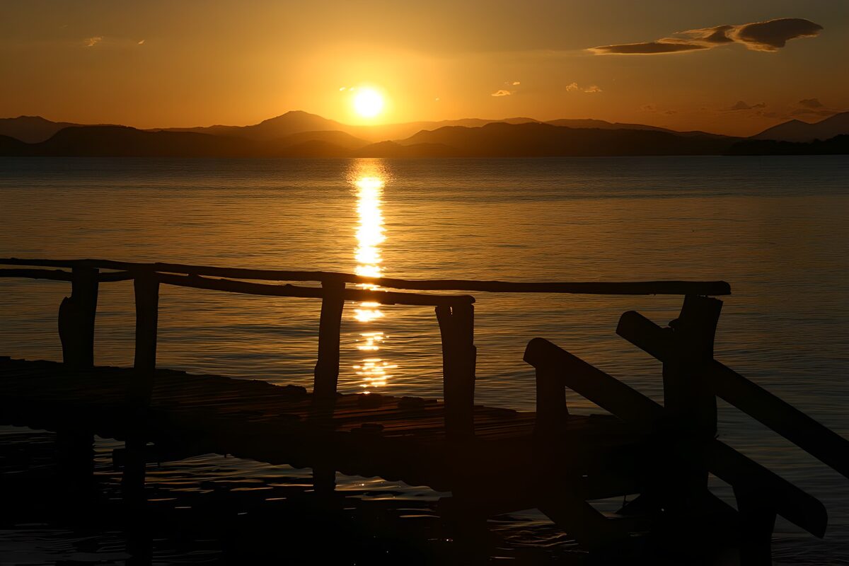 Zonsondergang boven het water