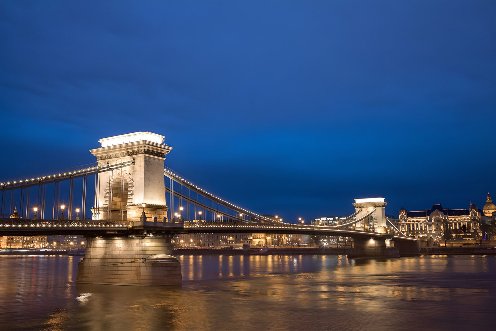 CW4371789: Ketenbrug bij nacht in Boedapest