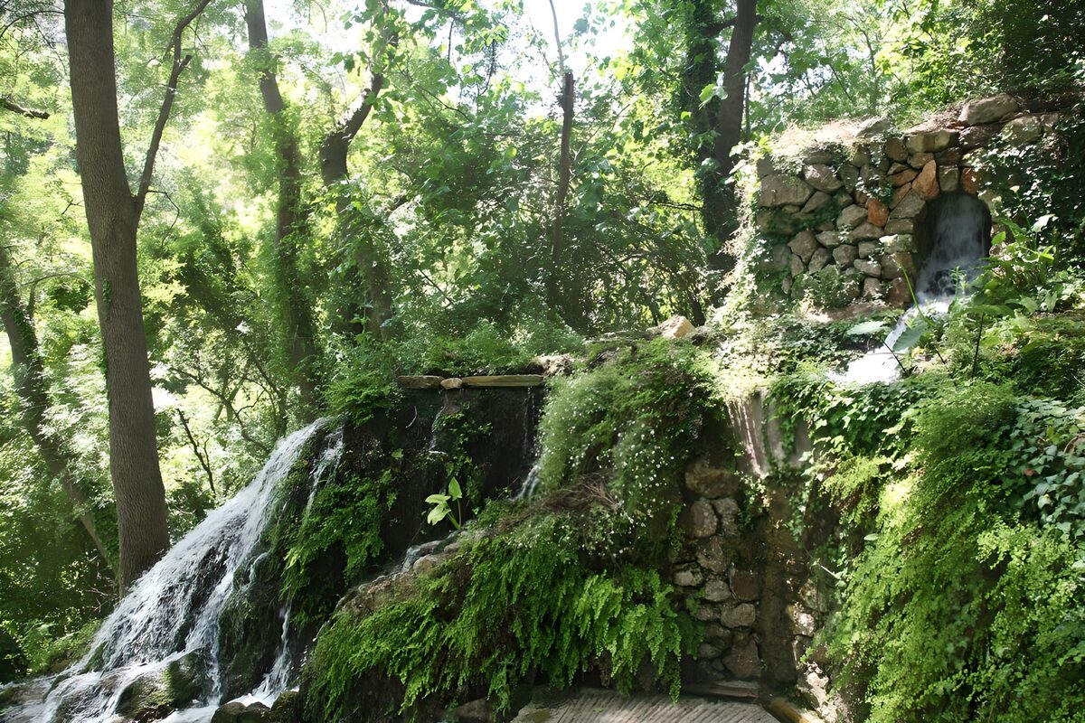 Rustgevende waterval in de natuur